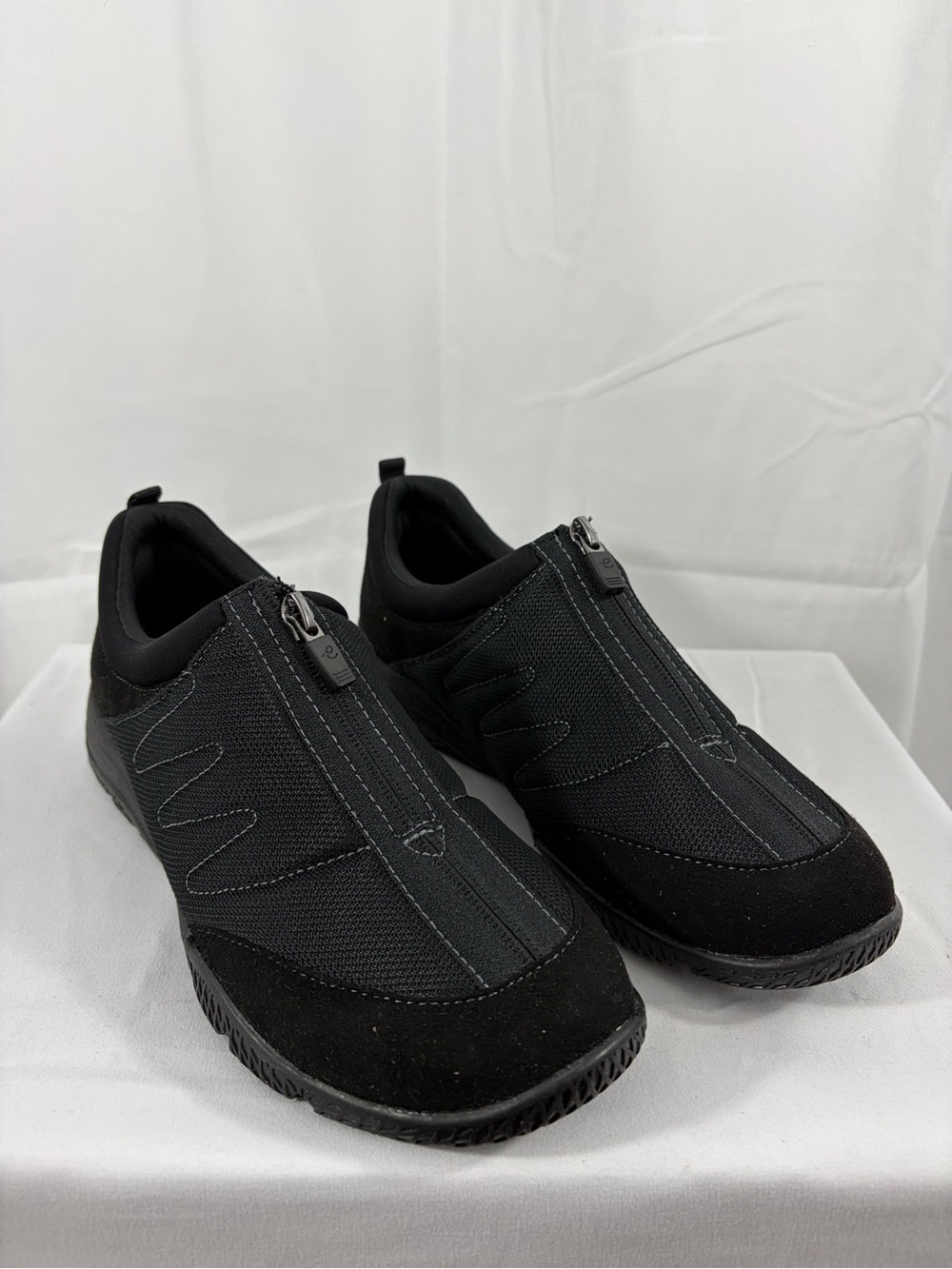 NWT Easy Spirit Women’s Size 9W Black Slip-On Zip Front Casual Shoes